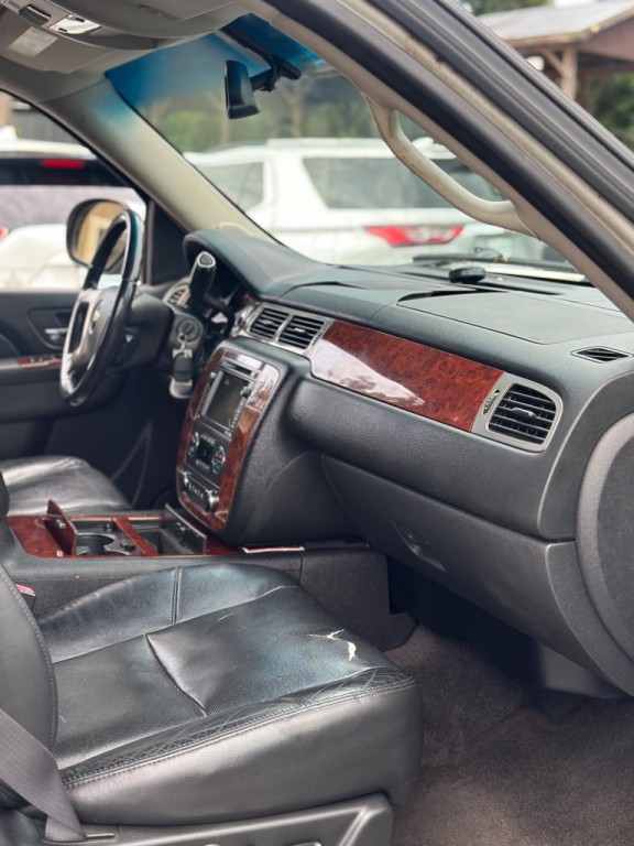 2011 Chevrolet Suburban Image 18