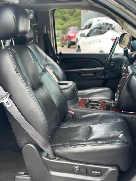 2011 Chevrolet Suburban Image 19