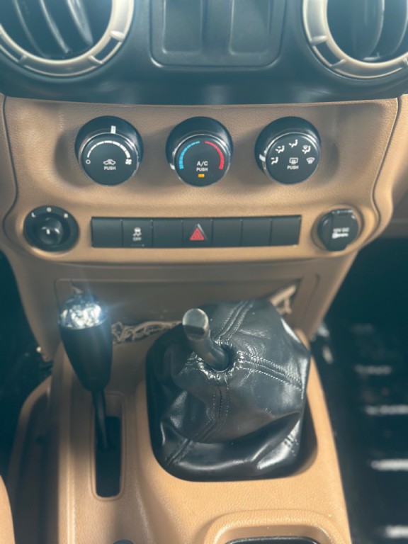2011 Jeep Wrangler Image 28