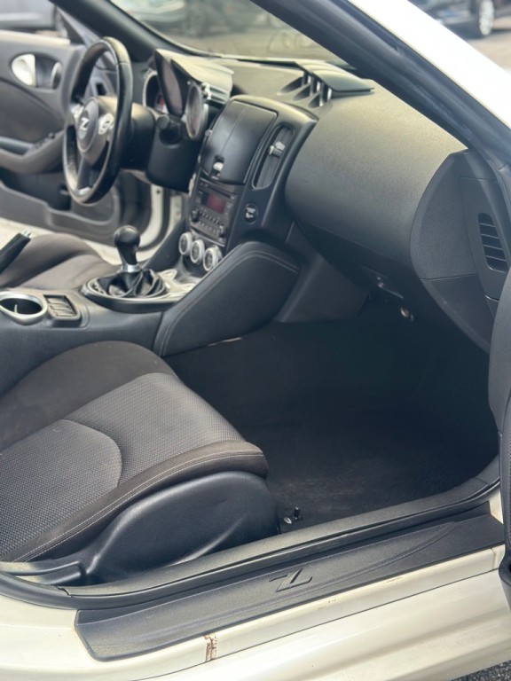 2015 Nissan 370Z Image 15