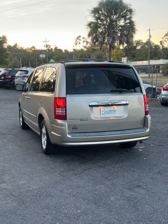 2008 Chrysler Town & Country Image 4
