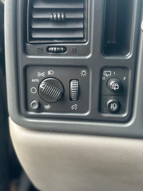 2004 GMC Yukon Image 12