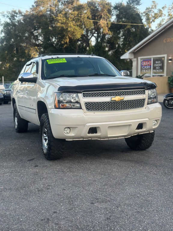 2013 Chevrolet Avalanche Image 2