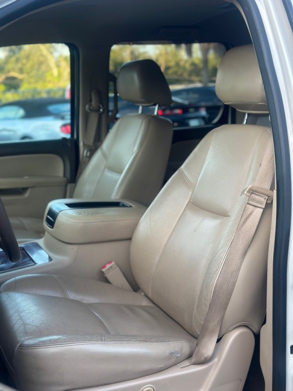2013 Chevrolet Avalanche Image 8