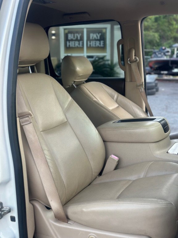 2013 Chevrolet Avalanche Image 17