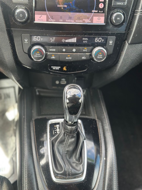 2018 Nissan Rogue Image 15