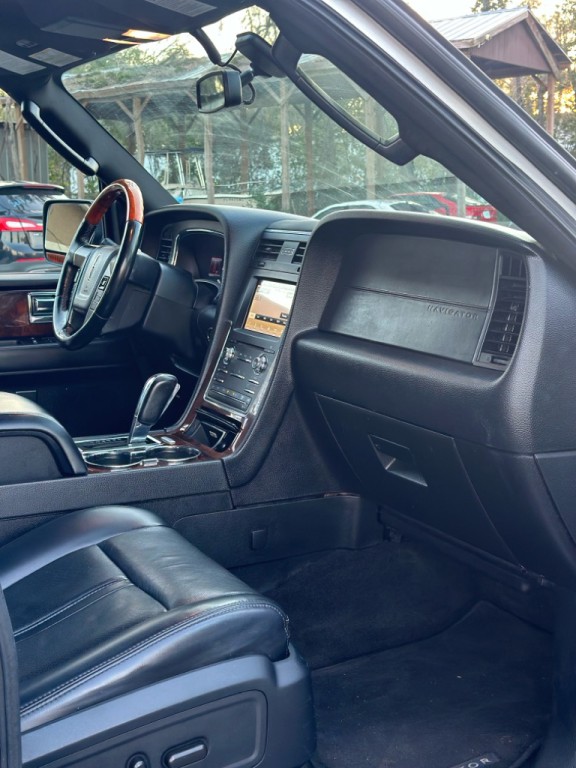 2017 Lincoln Navigator Image 20