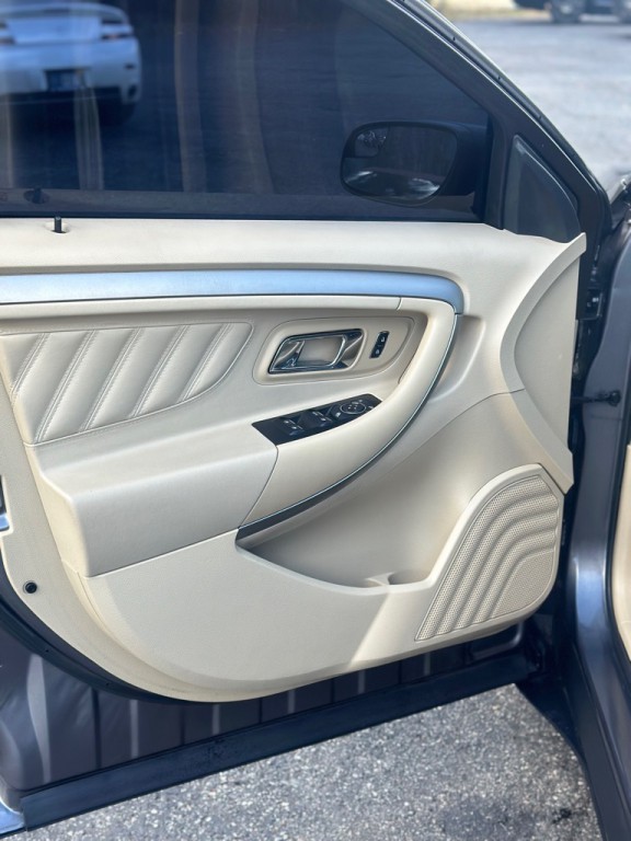 2014 Ford Taurus Image 9