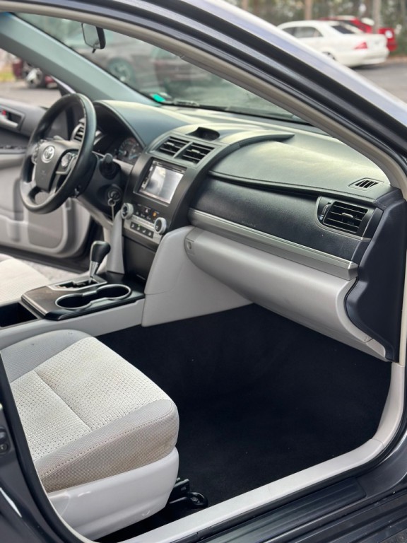 2013 Toyota Camry Image 18