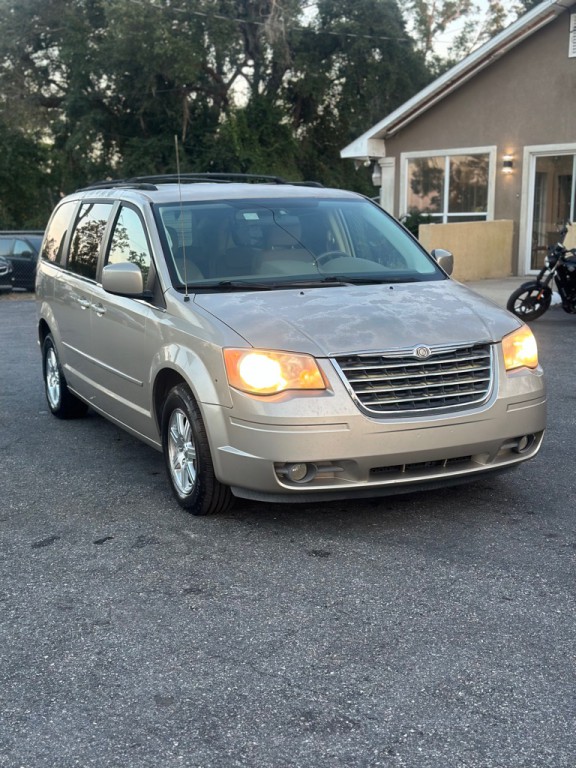 2008 Chrysler Town & Country Image 2