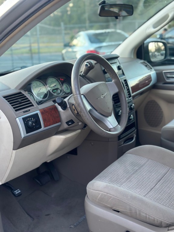 2008 Chrysler Town & Country Image 6