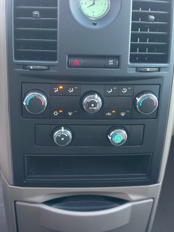 2008 Chrysler Town & Country Image 10