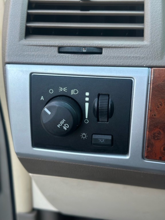 2008 Chrysler Town & Country Image 12