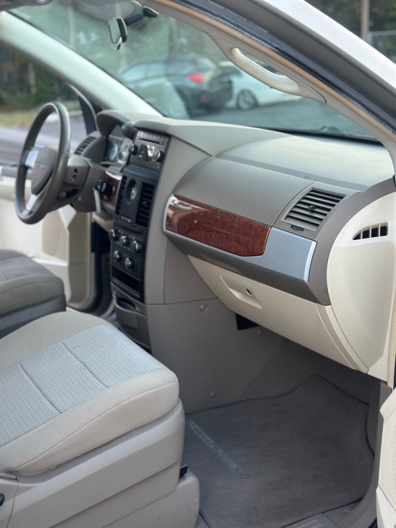 2008 Chrysler Town & Country Image 13