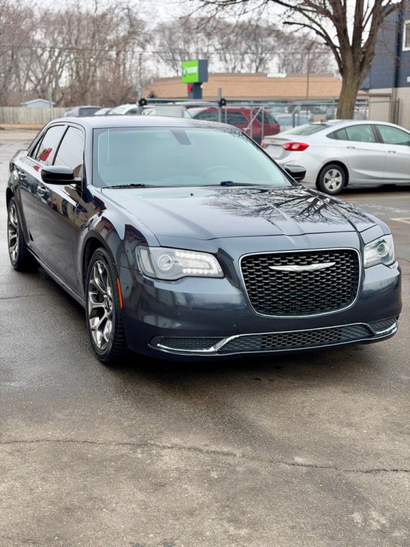 2018 Chrysler 300 Image 2