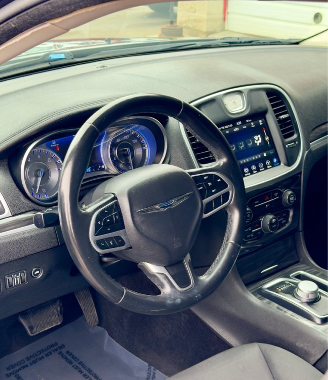 2018 Chrysler 300 Image 4