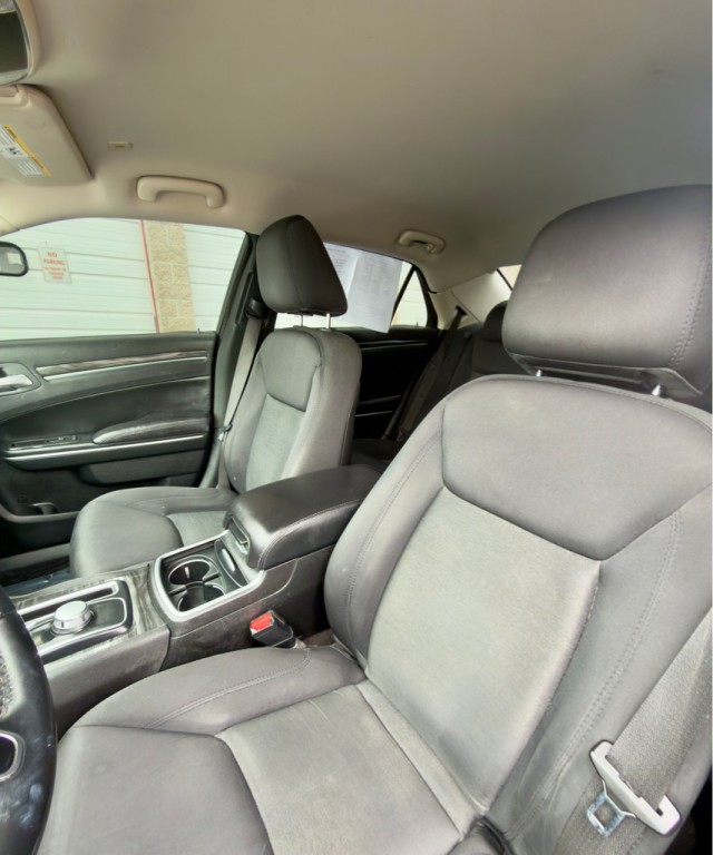 2018 Chrysler 300 Image 5