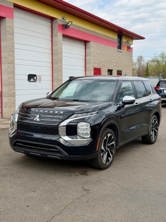 2022 Mitsubishi Outlander Image 1