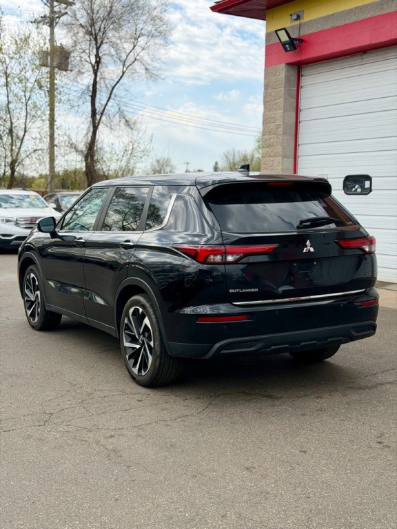 2022 Mitsubishi Outlander Image 4