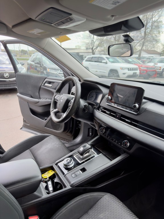 2022 Mitsubishi Outlander Image 7