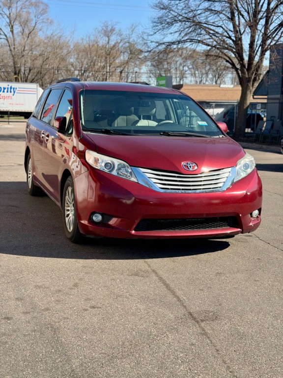 2014 Toyota Sienna Image 2