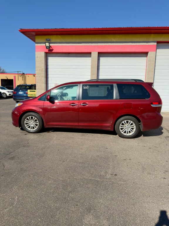 2014 Toyota Sienna Image 3