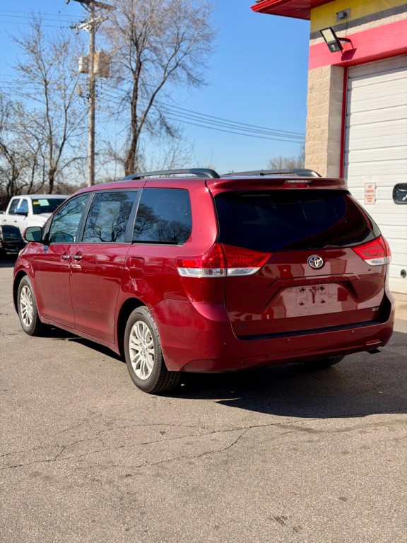 2014 Toyota Sienna Image 4