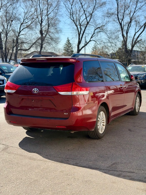2014 Toyota Sienna Image 5