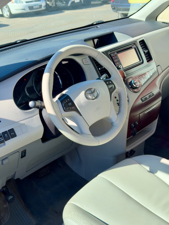 2014 Toyota Sienna Image 6