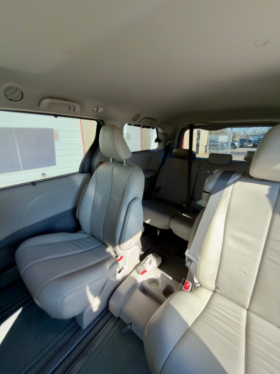 2014 Toyota Sienna Image 7