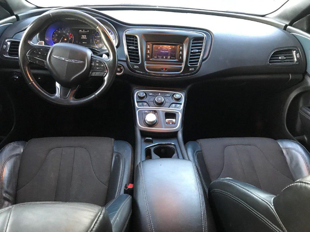 2015 Chrysler 200 Image 9