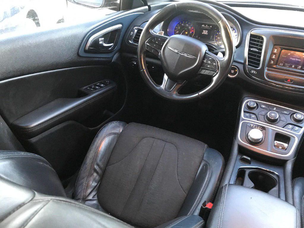 2015 Chrysler 200 Image 10