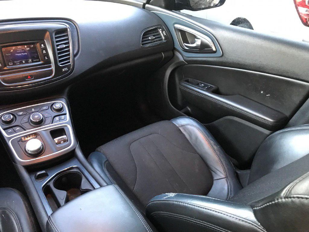 2015 Chrysler 200 Image 11