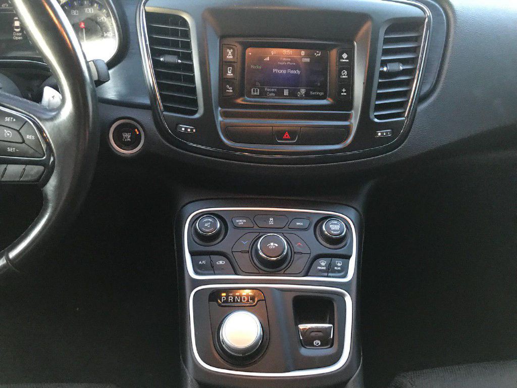 2015 Chrysler 200 Image 12