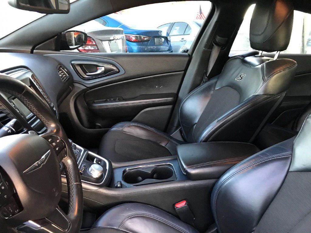 2015 Chrysler 200 Image 16