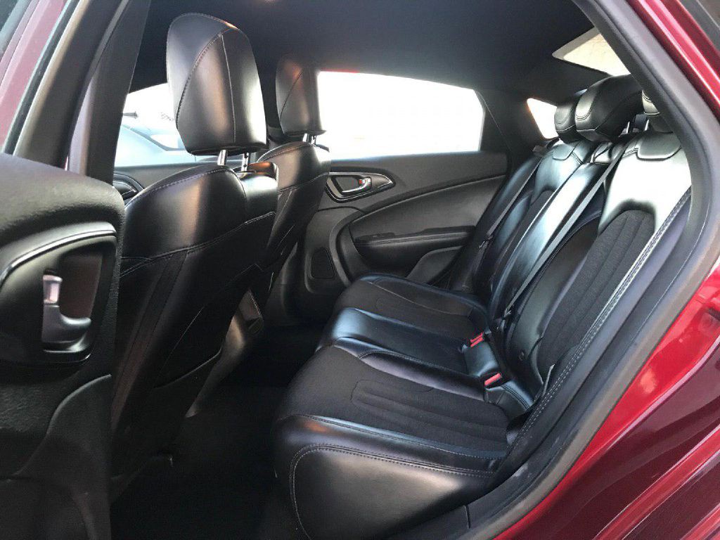 2015 Chrysler 200 Image 18