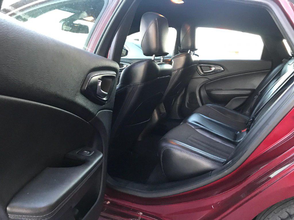 2015 Chrysler 200 Image 19