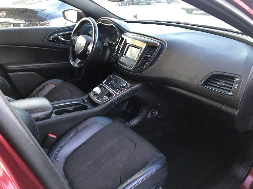 2015 Chrysler 200 Image 20