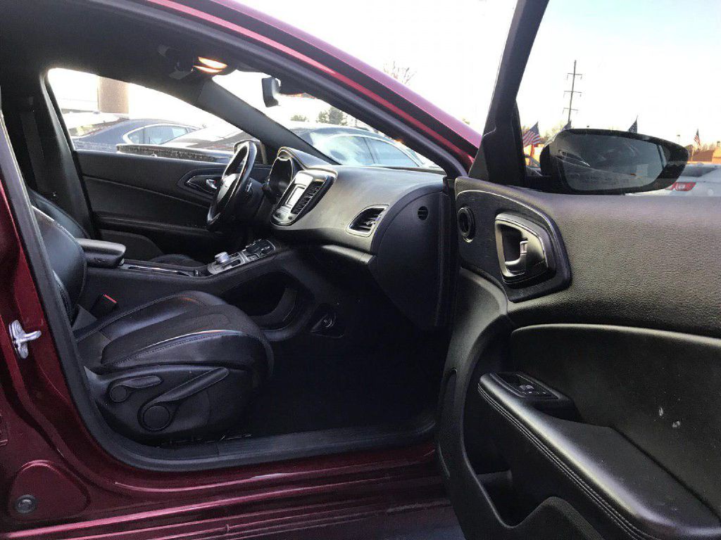 2015 Chrysler 200 Image 21