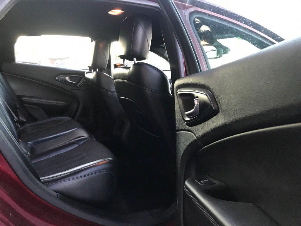 2015 Chrysler 200 Image 25