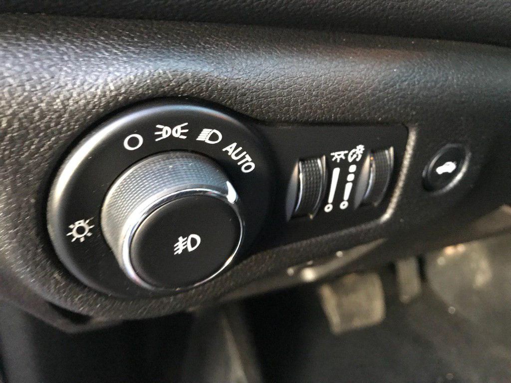 2015 Chrysler 200 Image 30