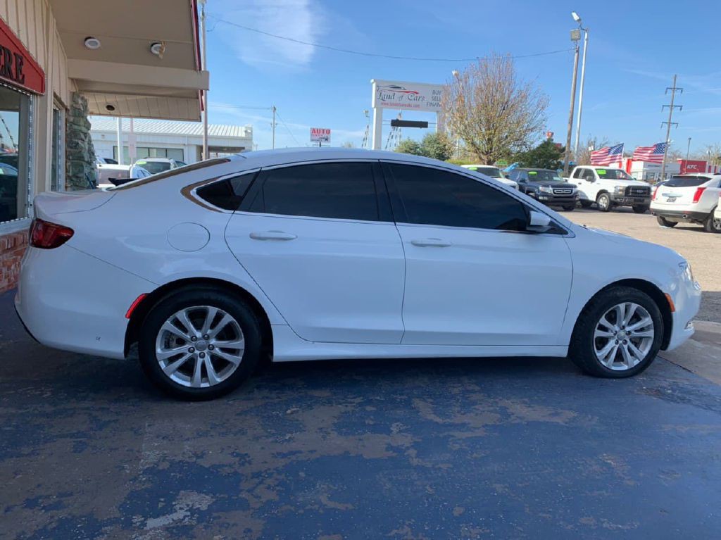 2015 Chrysler 200 Image 4