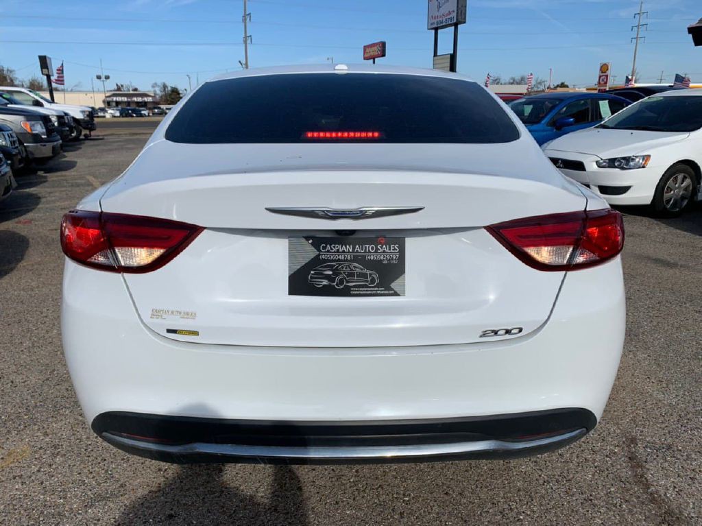 2015 Chrysler 200 Image 8