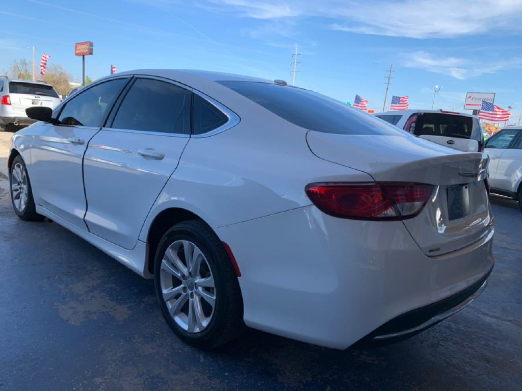 2015 Chrysler 200 Image 9