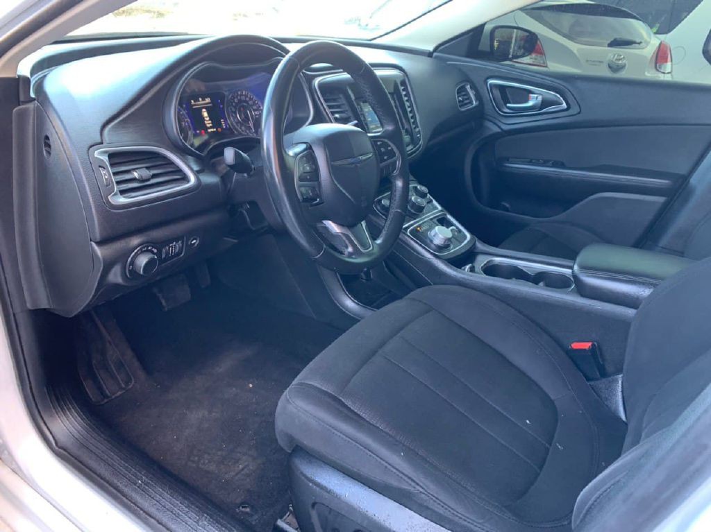 2015 Chrysler 200 Image 10