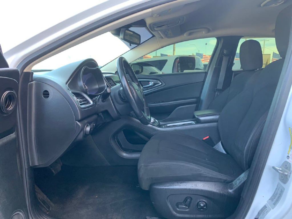 2015 Chrysler 200 Image 12