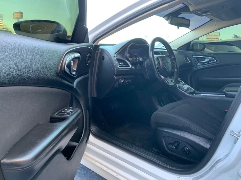 2015 Chrysler 200 Image 13