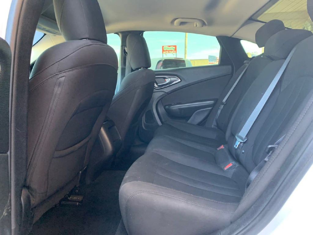2015 Chrysler 200 Image 15