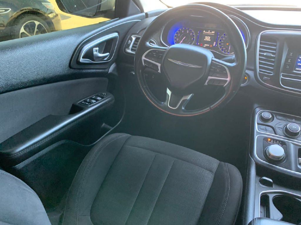 2015 Chrysler 200 Image 17
