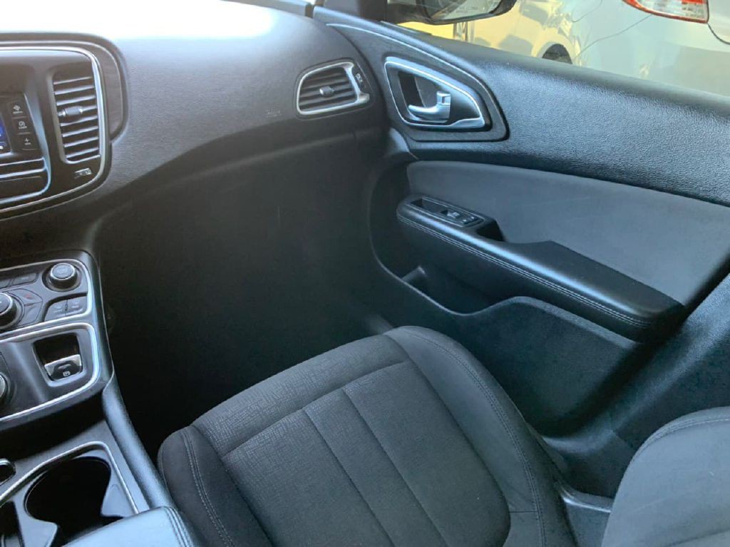 2015 Chrysler 200 Image 18
